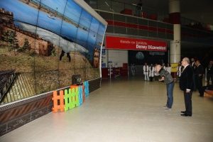 Bursa B&uuml;y&uuml;kşehir Belediye Başkanı Recep Altepe halat &uuml;st&uuml;nde bisiklet s&uuml;rd&uuml;