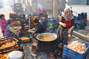 Bursa'da mandalina soyarak para kazanıyorlar