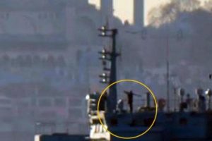 İstanbul Boğazı'nı ge&ccedil;en Rus savaş gemisinde 'f&uuml;zeli asker'
