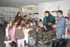 Bursa'da anasınıfı &ouml;ğrencilerinden kıyafet yardımı
