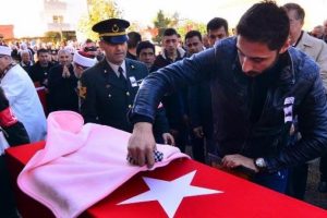 Şehidin tabutuna 1.5 aylık oğlunun battaniyesi &ouml;rt&uuml;ld&uuml;
