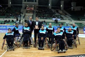 Başkan D&uuml;ndar ve  Tekerlekli Sandalye Basketbol Takımı'na plaket