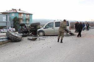 Hafif ticari ara&ccedil;la trakt&ouml;r &ccedil;arpıştı: 3 yaralı