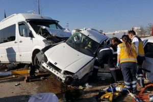 Manisa'da zincirleme kaza: 1 &ouml;l&uuml;
