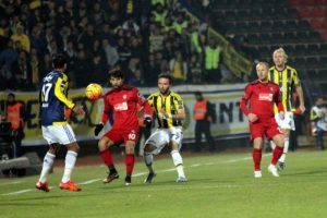 Fenerbah&ccedil;e liderlikten oldu