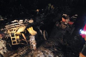 ATV'leri &ccedil;amura saplanınca 5 saat mahsur kaldılar