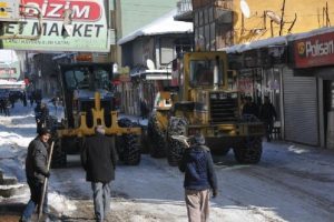 Y&uuml;ksekova'da kar temizleme &ccedil;alışması başlatıldı