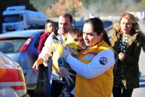 Bursa'da minik yaralılara ilk m&uuml;dahaleyi yoldan ge&ccedil;en hemşire yaptı