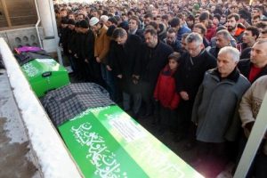 Egzoz gazından zehirlenen iki arkadaş toprağa verildi