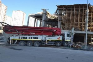 Cami inşaatında iskele &ccedil;&ouml;kt&uuml;: 3 yaralı