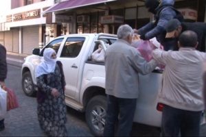 Sur'da vatandaşlara ekmek dağıtıldı