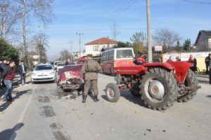 Otomobil ile trakt&ouml;r &ccedil;arpıştı: 4 yaralı