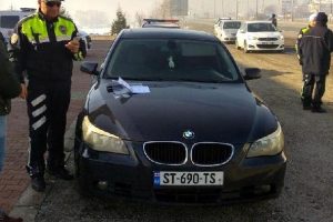 Bolu'da yurt dışından getirilen 2 l&uuml;ks otomobile el konuldu