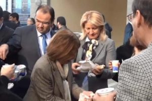 Hakim ve savcılar eylemdeki iş&ccedil;ilere yemek dağıttı