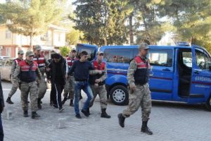 Ak&ccedil;akale'de otomobil hırsızı 3 Suriyeli yakalandı