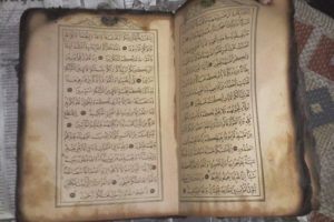 8 d&uuml;kkan yandı, Kur'an-ı Kerim yanmadı!