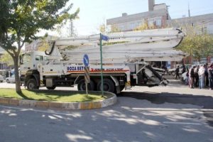 Beton mikserinin &ccedil;arptığı motosikletli gen&ccedil; ağır yaralandı