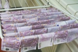 Tuna Nehri'nde 100 bin euro buldu