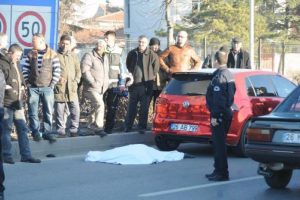 Otomobilin &ccedil;arptığı yaşlı kadın &ouml;ld&uuml;