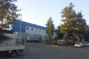 &Uuml;zerine PVC yığını d&uuml;şen iş&ccedil;i &ouml;ld&uuml;