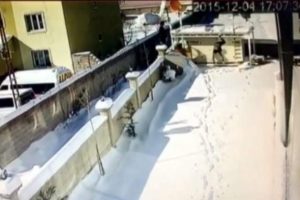 &Ccedil;atıdan &ouml;yle bir d&uuml;şt&uuml; ki... O anlar kamerada
