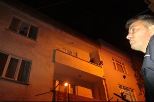 Bursa'da dehşet gecesi! Rehine krizine m&uuml;dahaleye giden polis bir kişiye &ccedil;arptı!