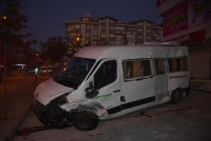 Minib&uuml;s ile hafif ticari ara&ccedil; &ccedil;arpıştı: 13 yaralı