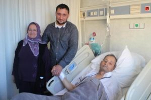 Oğlunun ısrarıyla 'i&ccedil;indeki bombadan' kurtuldu