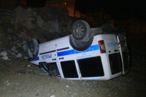 Su&ccedil;lu kovalayan polis aracı u&ccedil;uruma yuvarlandı