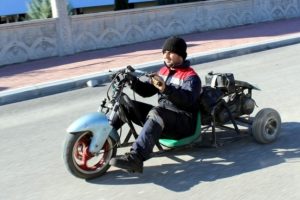 Babası trakt&ouml;r kendisi drift motosikleti yaptı