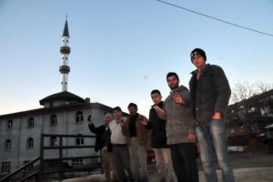 Cep telefonuyla konuşmak i&ccedil;in minareye &ccedil;ıkıyorlar