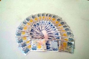 Sahte para ile sigara alınca yakalandılar