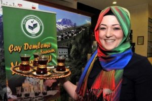 Rize'de en iyi &ccedil;ay demleyen 3 kadına yarım ton kuru &ccedil;ay