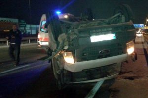 İş&ccedil;i servisi takla attı: 1 &ouml;l&uuml;, 7 yaralı