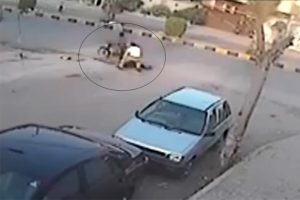 Hırsızı motosikletten aldı