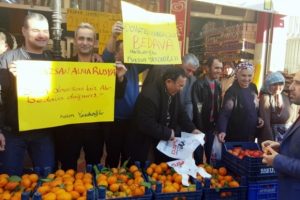 "Almazsan alma Rusya" deyip halka bedava dağıttı