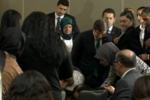 Sare Davutoğlu baygınlık ge&ccedil;iren korumaya m&uuml;dahale etti