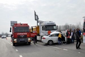 Kamyonun &ccedil;arptığı otomobil s&uuml;r&uuml;klendi: 2 yaralı