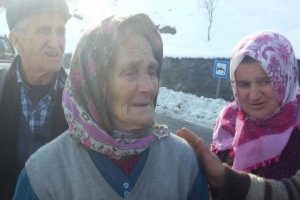 Evi yanan yaşlı kadının g&ouml;zyaşları