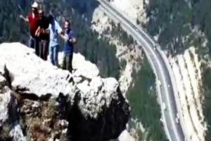 U&ccedil;urumun kenarında halay &ccedil;eken 4 kafadar bulundu