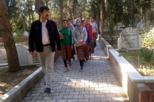 Ortaokul &ouml;ğrencilerine mezarlıkta 'ahiret' dersi