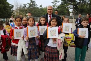 Başkan Bozbey'den &ccedil;ocuklara kitap desteği