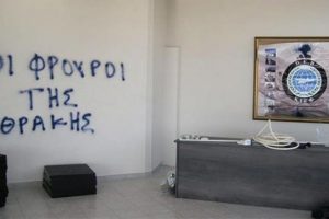 Sadık Ahmet'in arabasının &ccedil;alınmasına Bursa'dan tepki