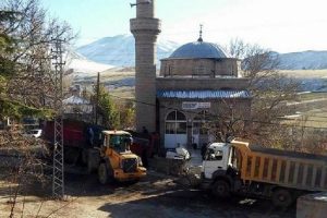 Buzlanan yolda kayan TIR, cami duvarına &ccedil;arptı: 1 yaralı