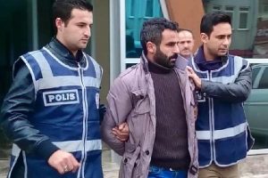 Tartıştığı kişiyi &ouml;ld&uuml;r&uuml;p, eşini yaralayan ş&uuml;pheli adliyede