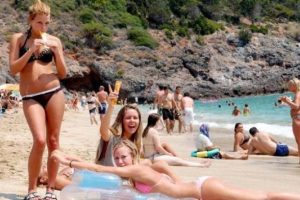 Yunanistan, T&uuml;rkiye ve Mısır'dan ka&ccedil;an Rus turiste g&ouml;z dikti