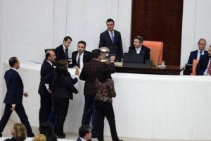HDP milletvekilleri, TBMM'de Başkanlık Divanına y&uuml;r&uuml;d&uuml;