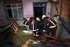 İSKİ borusu patladı, sokağı su bastı