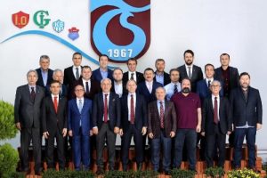Trabzonspor y&ouml;netimi g&ouml;rev dağılımını yaptı