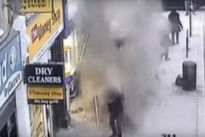 Bina bir anda &ccedil;&ouml;kt&uuml;: İnsanlar son anda kurtuldu